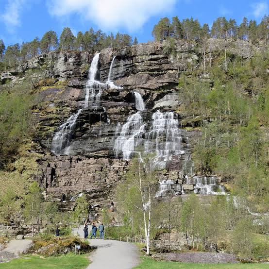 Air Terjun Tvindefossen