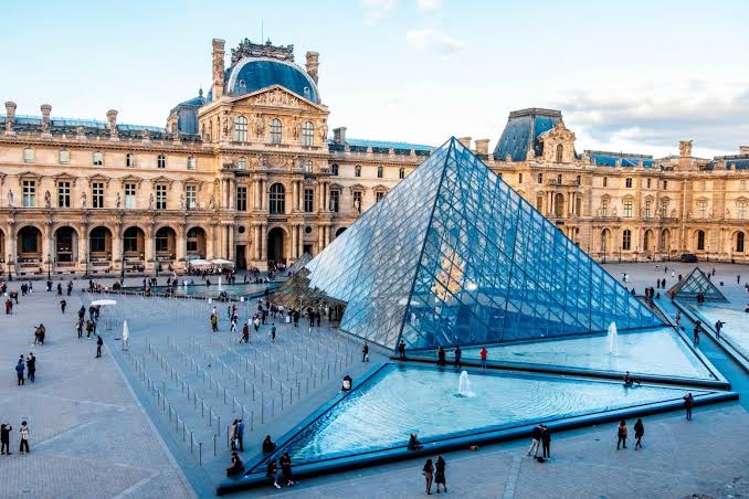 LOUVRE MUSEUM